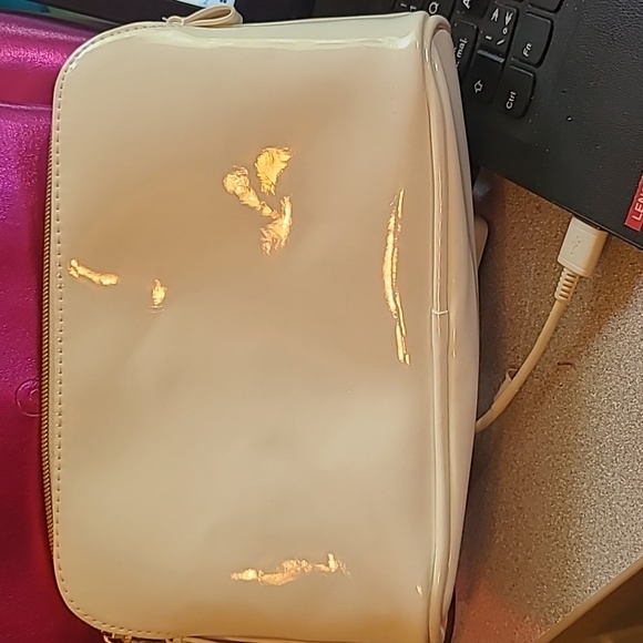 Younique Makeup Bag - new, no tags - Picture 3 of 4